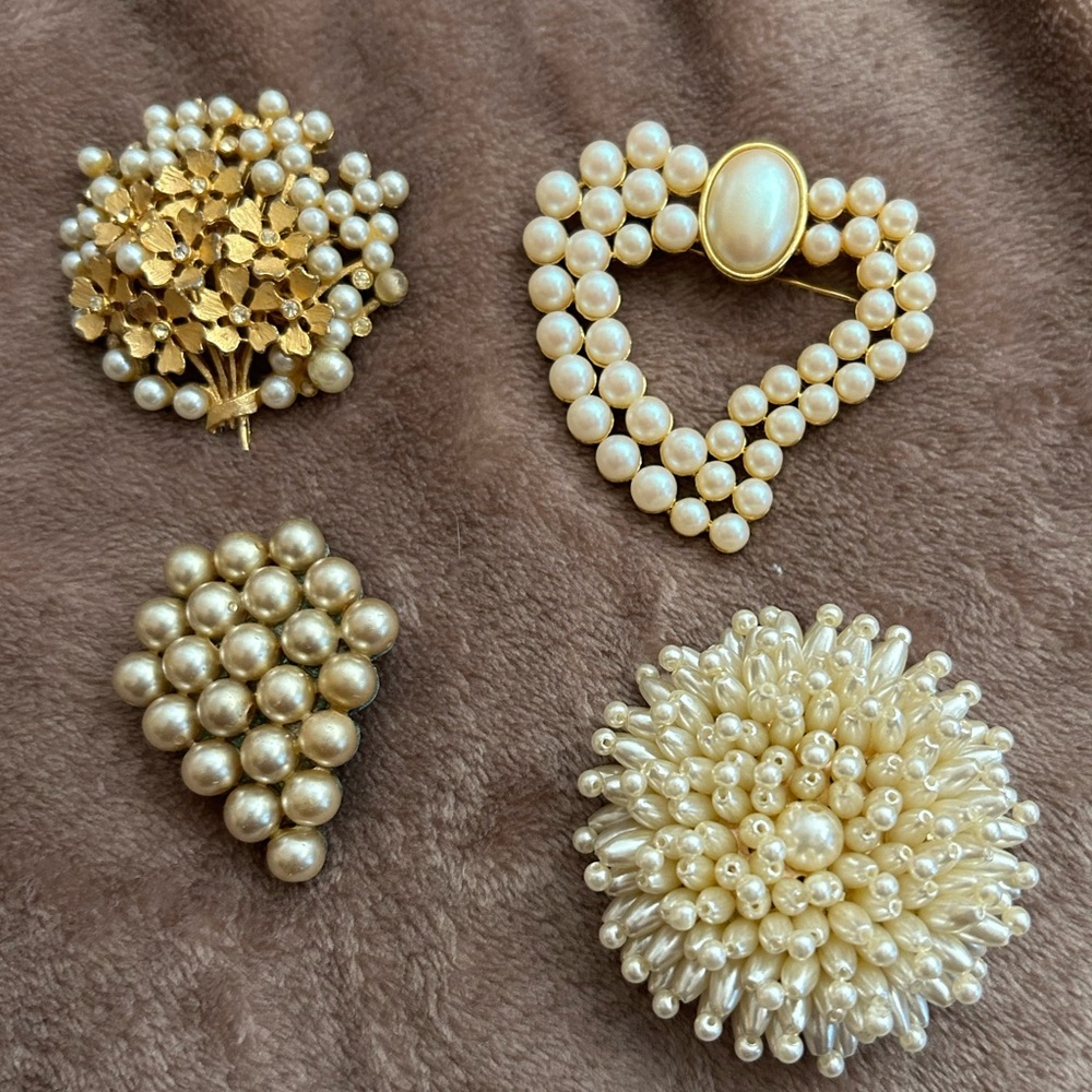 Four vintage pearl brooch pins - Picture 1 of 6